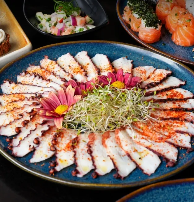 Carpaccio de polvo com páprica e flores comestíveis na Ayumi Sushi Prime