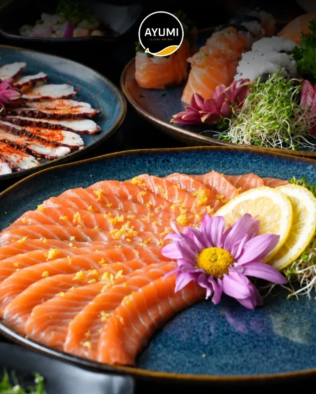 Sashimi de salmão em leque com raspas cítricas na Ayumi Sushi Prime