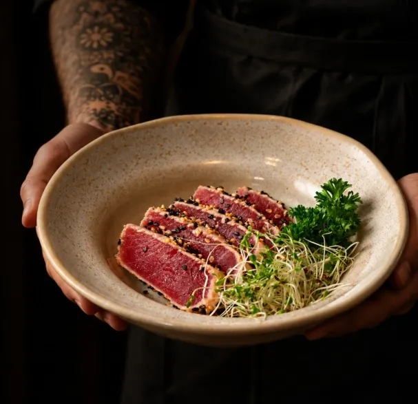 Tataki de atum com gergelim servido pelo sushiman da Ayumi Sushi Prime
