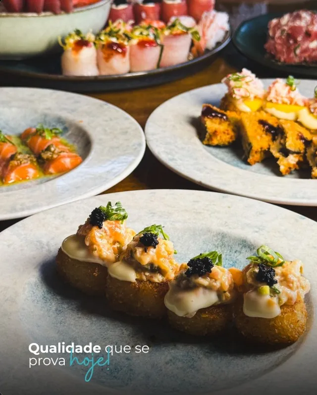 Croquetes de arroz com tartar de salmão e caviar, sushis maçaricados e carpaccio no Matsuya