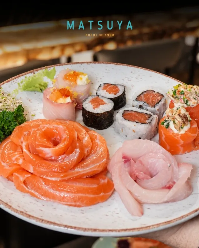 Prato combinado do Matsuya com rosas de sashimi de salmão e peixe branco